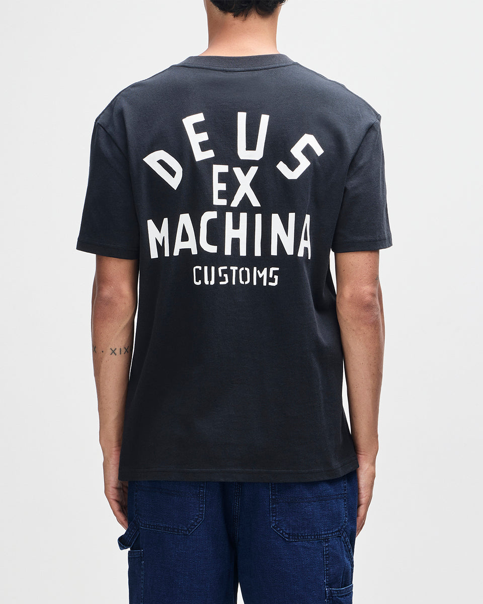 PISSTIN TEE – Deus Ex Machina/デウスエクスマキナOfficial