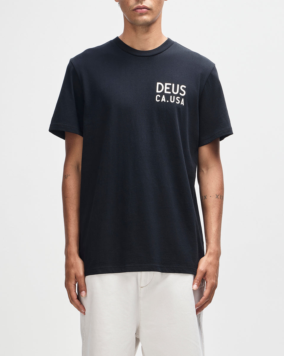 CAMBER TEE – Deus Ex Machina/デウスエクスマキナOfficial