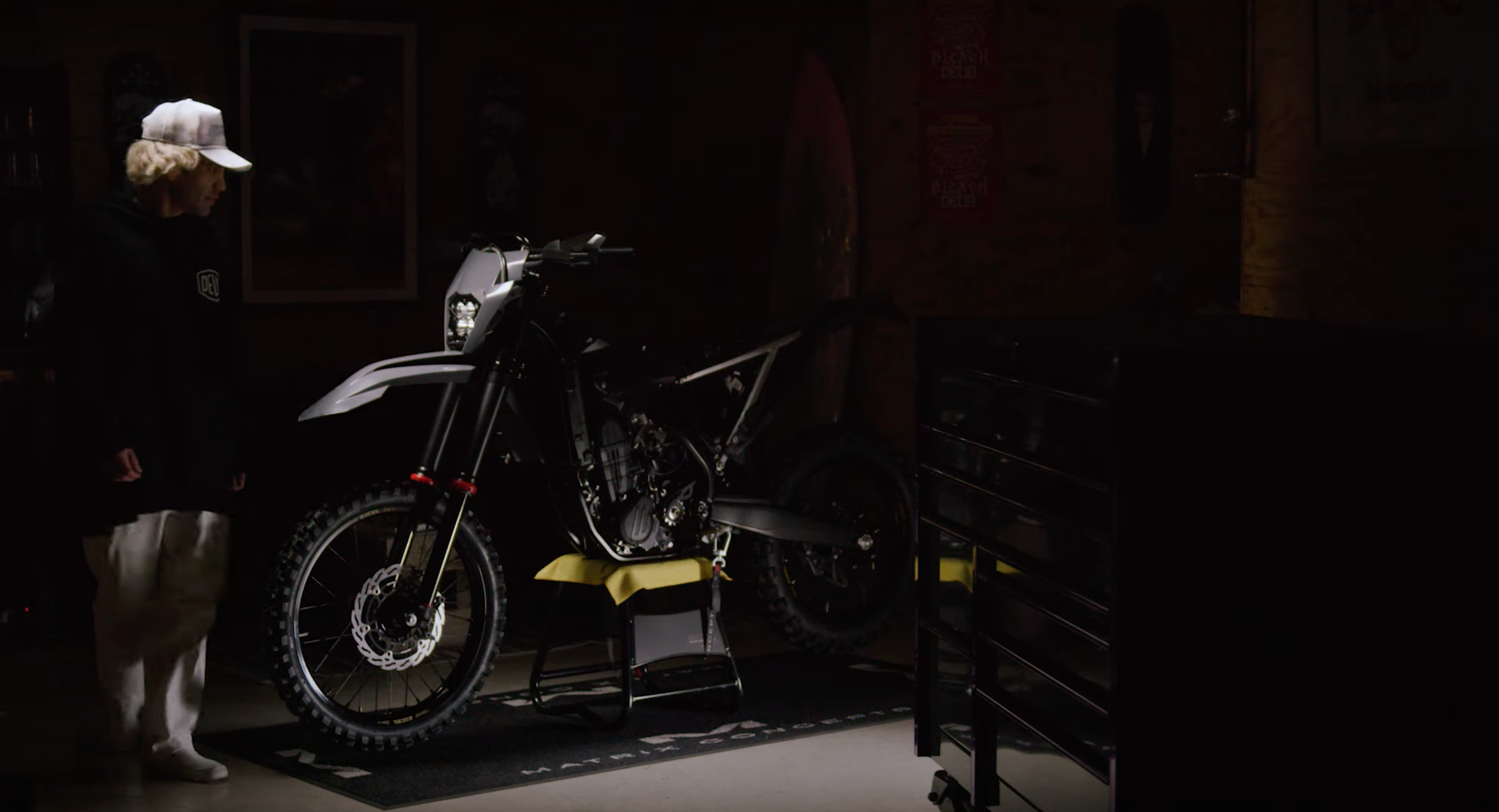 Deus Ex Machina デウスエクスマキナ SUNBLEACH IMPERMANENCE CREW スウェットトレーナー DMF88401B　 Sサイズ Deus Ex Machina デウスエクスマキナ SUNBLEACH IMPERMANENCE CREW