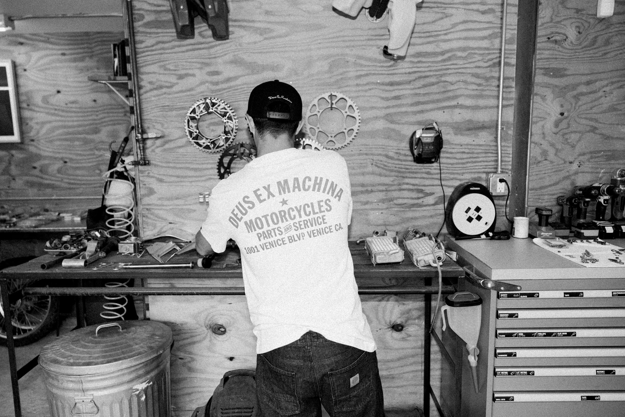 貴重！海外deus shop 備品 Deus Ex Machina Japan Official Online Store｜デウスエクスマキナ