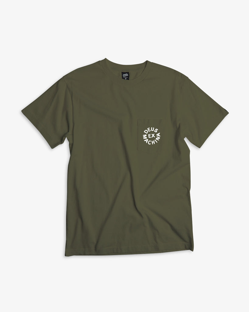 DEUS LOGO TEE – Deus Ex Machina/デウスエクスマキナOfficial