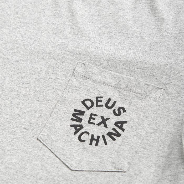 DEUS LOGO TEE – Deus Ex Machina/デウスエクスマキナOfficial